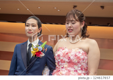 笑顔の新郎新婦 笑顔の新郎新婦 124617657