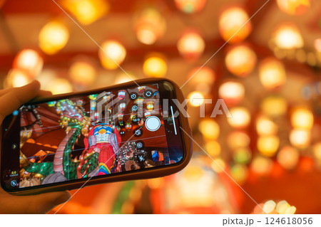 スマホに映るイルミネーション スマホに映るイルミネーション 124618056