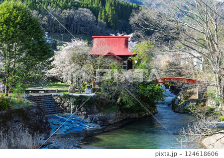 春の景色に映える自然を崇拝する　ひのみこ社　周辺風景　宮崎県西臼杵郡高千穂町上野 124618606