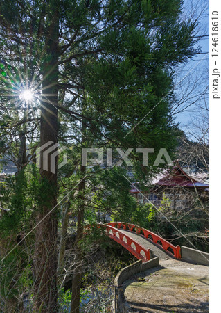 春の景色に映える自然を崇拝する ひのみこ社 境内風景 宮崎県西臼杵郡高千穂町上野 春の景色に映える自然を崇拝する ひのみこ社 境内風景 宮崎県西臼杵郡高千穂町上野 124618610