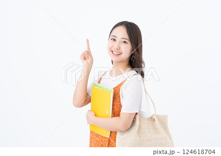 大学生の女の子 124618704