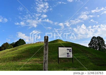 青空と新緑が美しい古墳 青空と新緑が美しい古墳 124618763