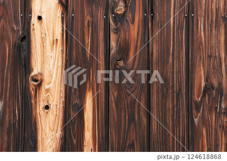 焦げ目の美しい焼杉・日本の伝統的な外壁素材・背景テクスチャーシリーズ 124618868
