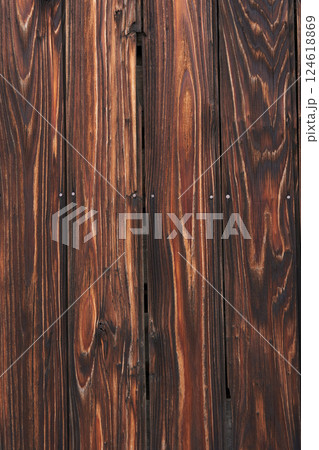 焦げ目の美しい焼杉・日本の伝統的な外壁素材・背景テクスチャーシリーズ・縦画像 124618869
