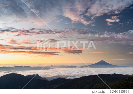 山梨県山梨市　夜明けの国師ヶ岳から望む富士山 124618992