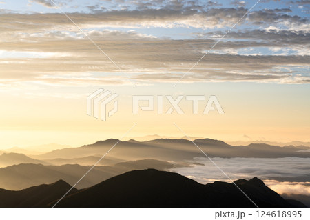 山梨県山梨市 国師ヶ岳から望む朝焼け 山梨県山梨市 国師ヶ岳から望む朝焼け 124618995