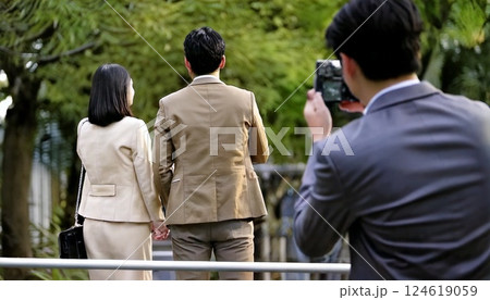 興信所の調査で追跡されて写真を撮られる男女 124619059