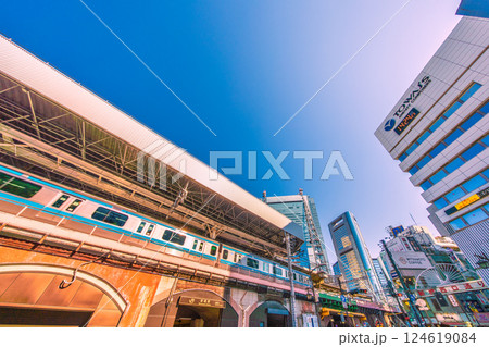 日本の東京都市景観 新時代へ…新橋駅(烏森口)や新橋西口通り、汐留のビル群などを望む 日本の東京都市景観 新時代へ…新橋駅(烏森口)や新橋西口通り、汐留のビル群などを望む 124619084