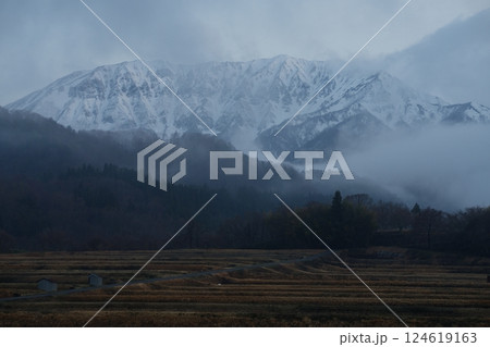 鳥取県の残雪が残る春の伯耆大山南壁 124619163