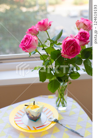 bouquet of pink roses on the table with dessert 124619193