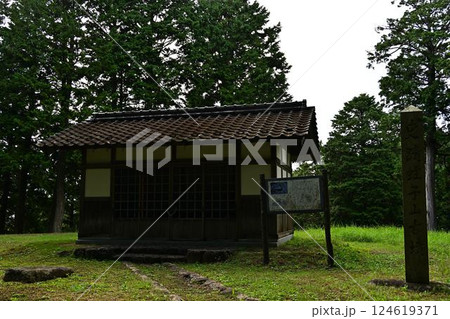 新緑が美しい古墳 124619371