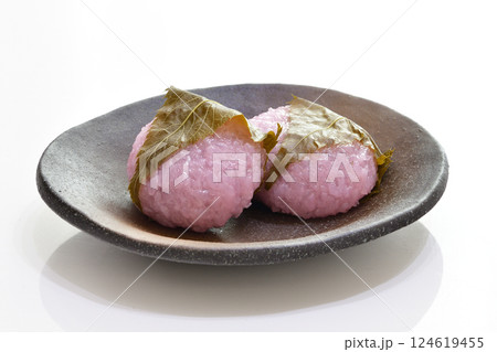 お皿に乗った桜餅 124619455