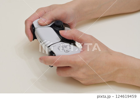 コントローラーでゲーム操作をしている手元 124619459