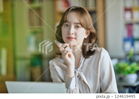 オフィスで働く若い女性 124619495