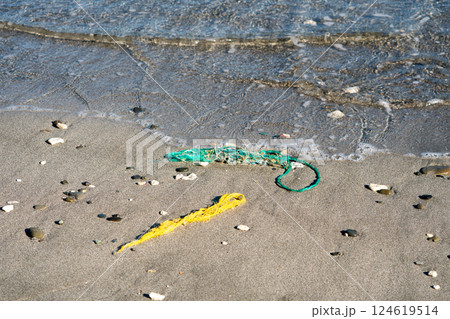 海岸に漂着したプラスチックゴミ　小笠原　東京都 124619514