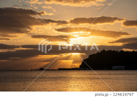 夕暮れの海　小笠原　東京都 124619797