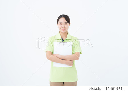 若い介護福祉士の女性 若い介護福祉士の女性 124619814