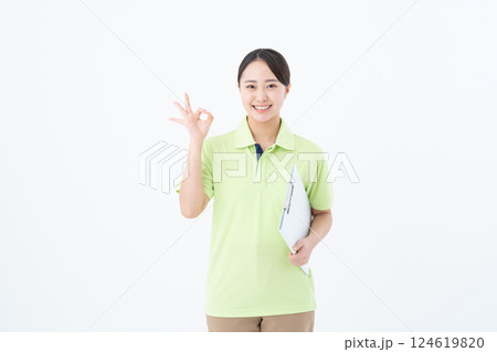 若い介護福祉士の女性 124619820