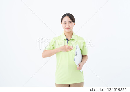 若い介護福祉士の女性 124619822