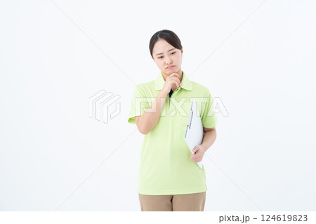 若い介護福祉士の女性 124619823