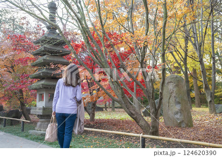九品仏浄真寺の紅葉を楽しむ女性 124620390