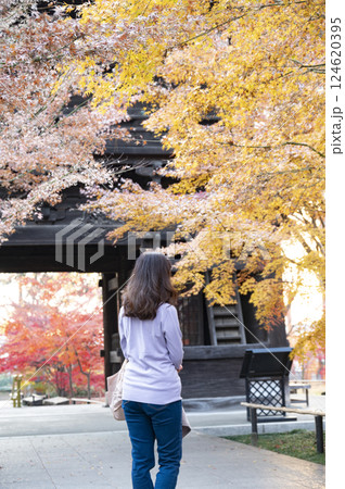 九品仏浄真寺の紅葉を楽しむ女性 九品仏浄真寺の紅葉を楽しむ女性 124620395