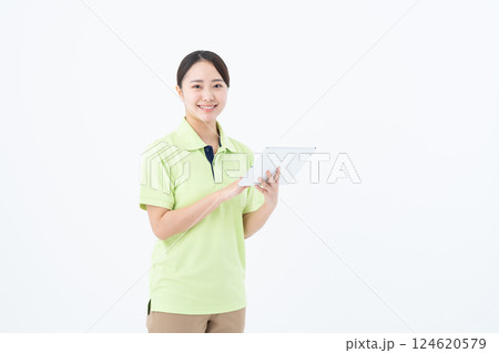 タブレットを使う介護福祉士の若い女性 124620579