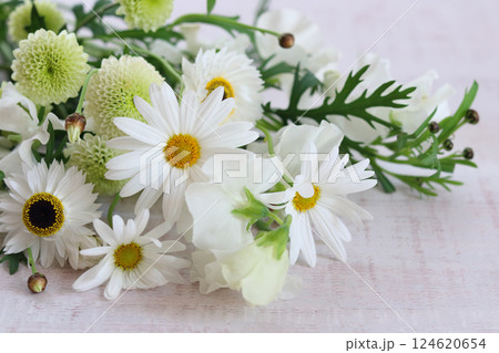 マーガレットのある白系の花束 124620654