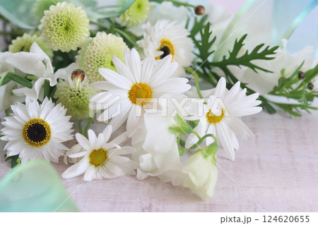 マーガレットのある白系の花束 124620655