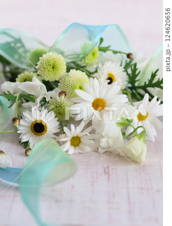 マーガレットのある白系の花束 マーガレットのある白系の花束 124620656