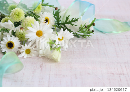 マーガレットのある白系の花束 マーガレットのある白系の花束 124620657