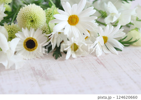 マーガレットのある白系の花束 124620660