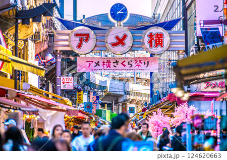 日本の東京都市景観 XEC株…インバウンド続く…外国人観光客らで賑わうアメ横＝令和7年3月17日 124620663