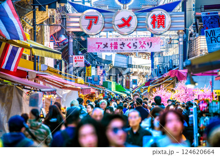 日本の東京都市景観 XEC株…インバウンド続く…外国人観光客らで賑わうアメ横＝令和7年3月17日 124620664
