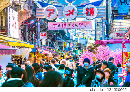 日本の東京都市景観 XEC株…インバウンド続く…外国人観光客らで賑わうアメ横＝令和7年3月17日 124620665