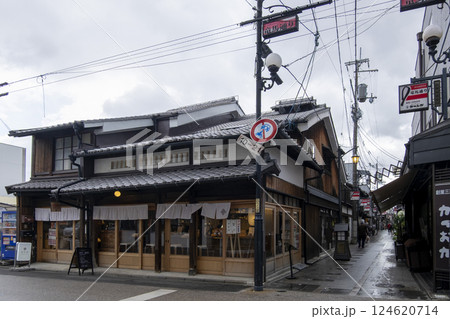 京都・伏見　「龍馬通り商店街」の町並み 124620714
