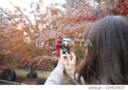 スマホで紅葉を撮影する女性 スマホで紅葉を撮影する女性 124620825