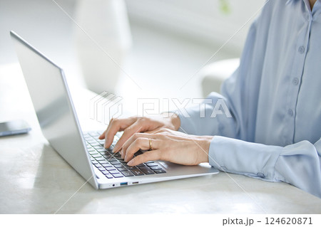 リビングでパソコンを使うミドル女性 124620871