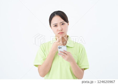 スマホを使う介護福祉士の若い女性 124620967