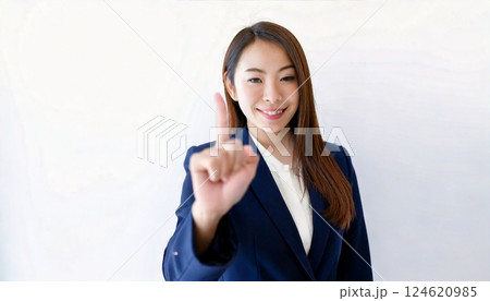 人差し指を立ててポイントを示す女性 124620985