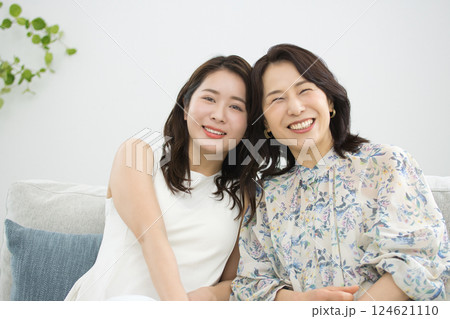 20代女性と50代女性のビューティ 20代女性と50代女性のビューティ 124621110