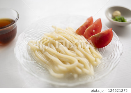 夏はさっぱりと冷やしうどん 124621273