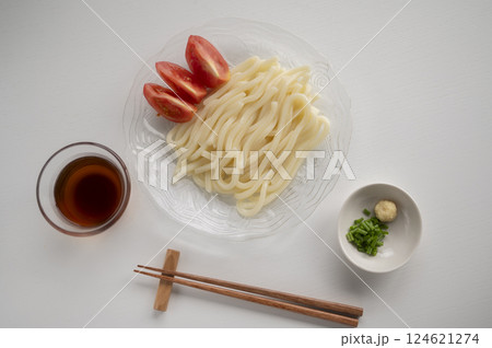 夏はさっぱりと冷やしうどん 124621274