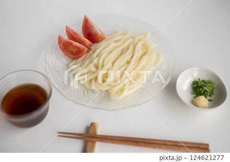 夏はさっぱりと冷やしうどん 124621277