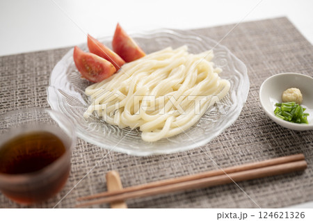 夏はさっぱりと冷やしうどん 124621326