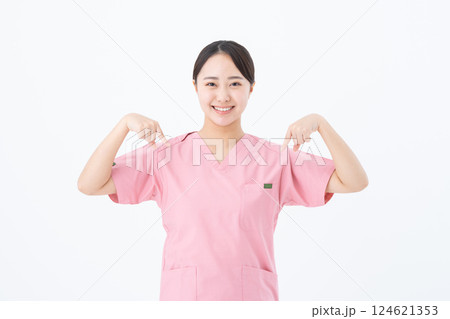 看護師の若い女性 看護師の若い女性 124621353