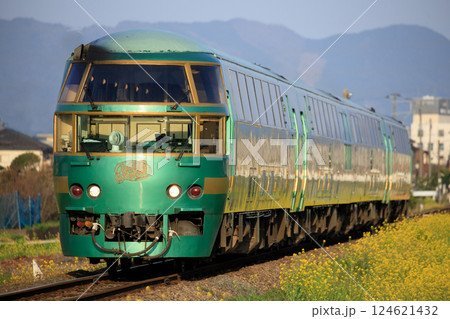 春の久大本線を行く特急「ゆふいんの森」（JR九州） 124621432