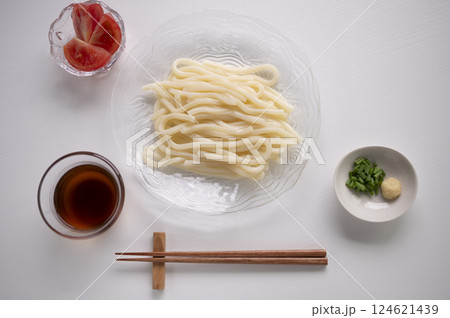 夏はさっぱりと冷やしうどん 124621439