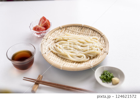 夏はさっぱりと冷やしうどん 124621572
