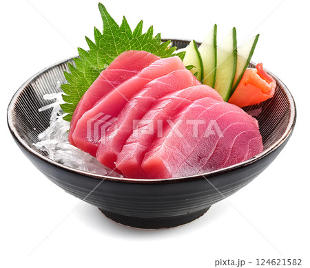 マグロのお刺身。白背景。 マグロのお刺身。白背景。 124621582